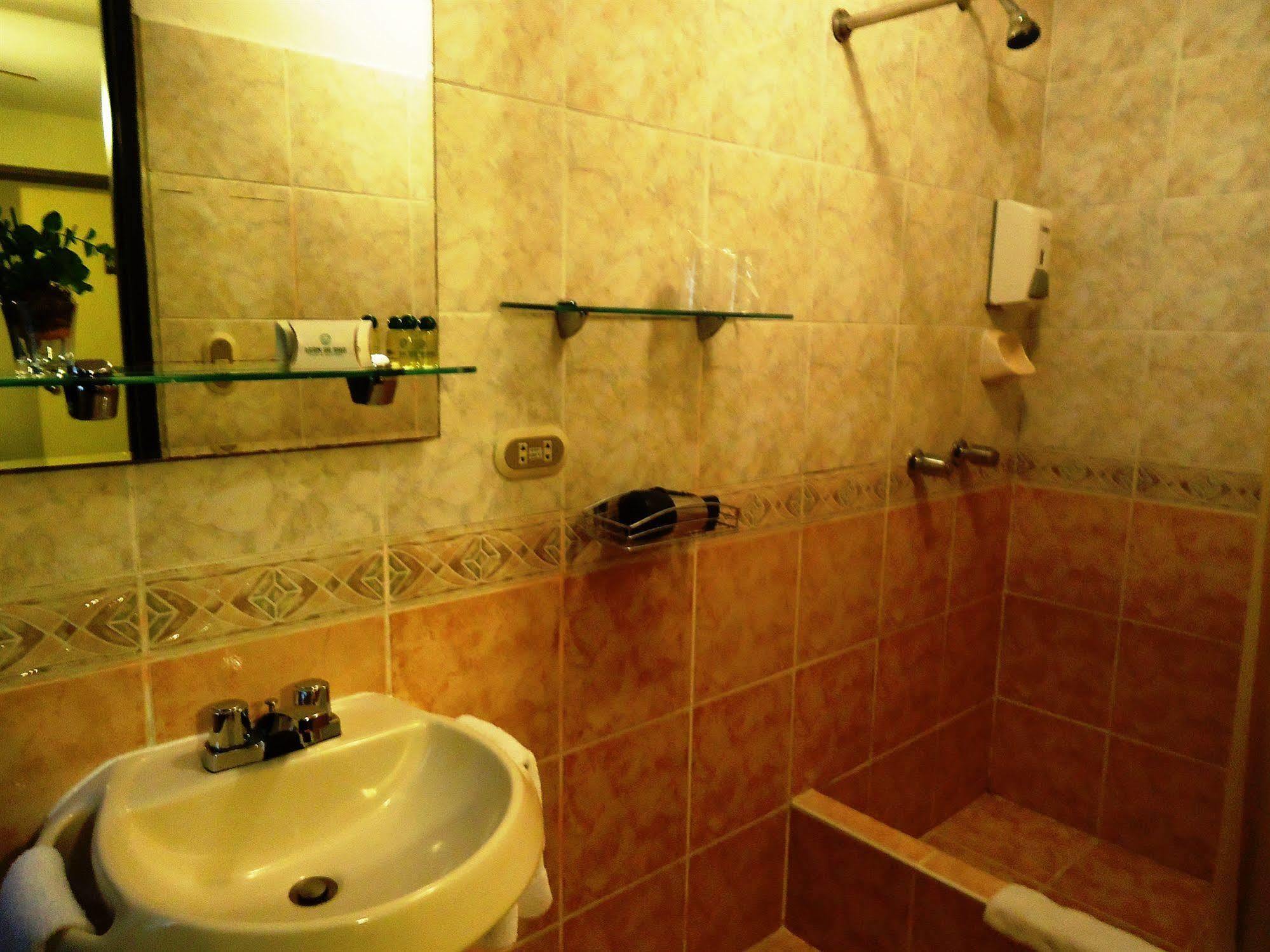 Leon De Oro Inn & Suites Distretto di Distretto di Lima Esterno foto