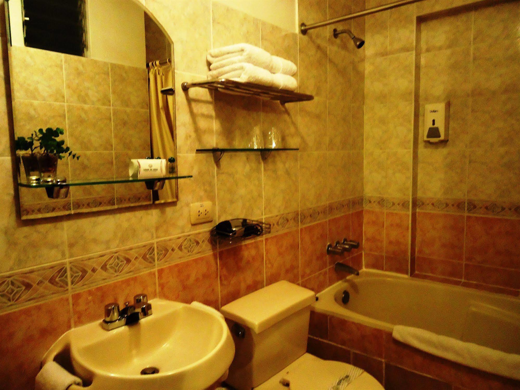 Leon De Oro Inn & Suites Distretto di Distretto di Lima Esterno foto
